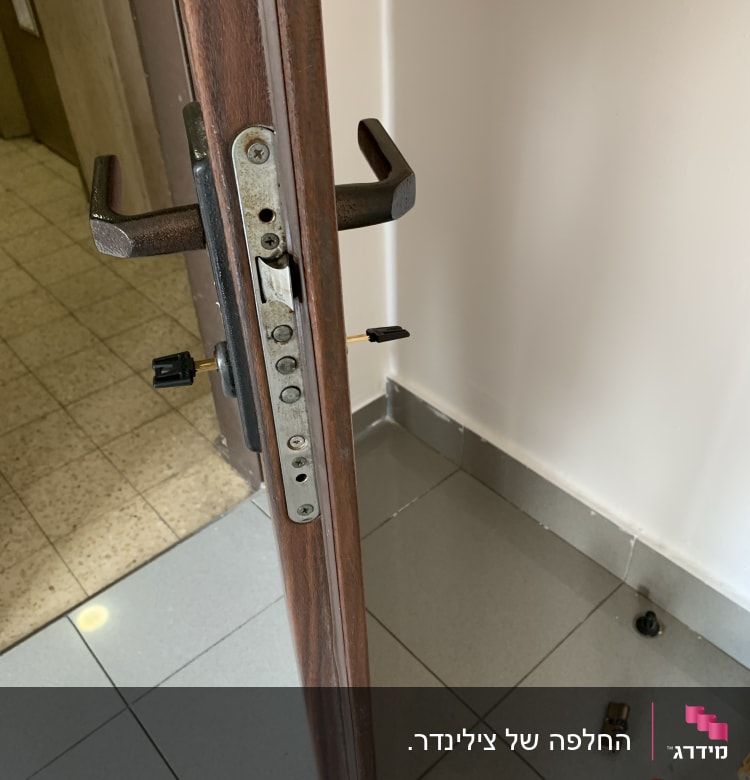 מנעול דלת עם מפתח וידית, חלקים נוספים על הרצפה